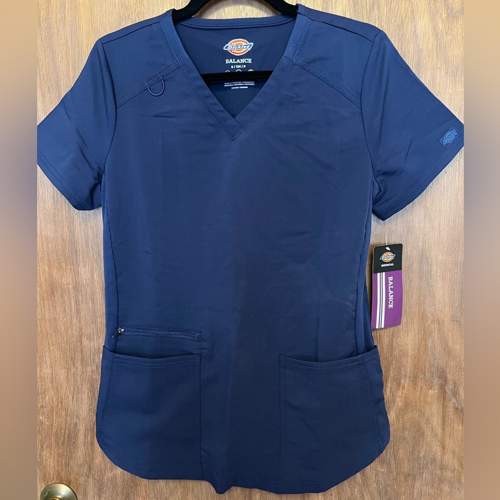 NWT Dickies Balance V-neck scrub top in navy blue